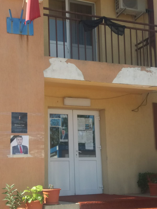 Afișele cu primarul decedat sunt la loc de cinste în Deveselu