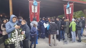 VIDEO / Condus pe ultimul drum cu lacrimi amare! Gestul emoţionant făcut de ortaci pentru minerul înmormântat chiar de ziua lui