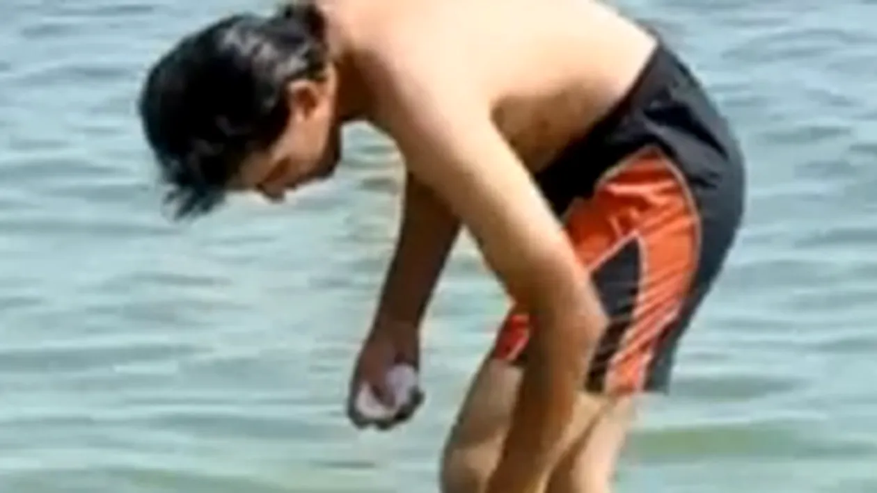 Evitati pe cat posibil litoralul romanesc! Uite-l pe Virgil, un moldovean din Chisinau care se spala cu sapun direct in mare!