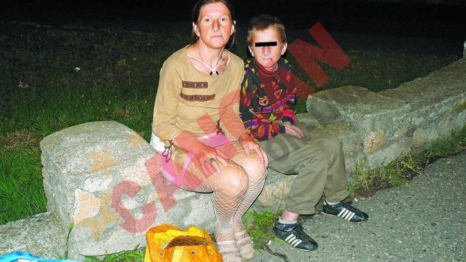 Se prostitueaza cu baiatul dupa ea!
