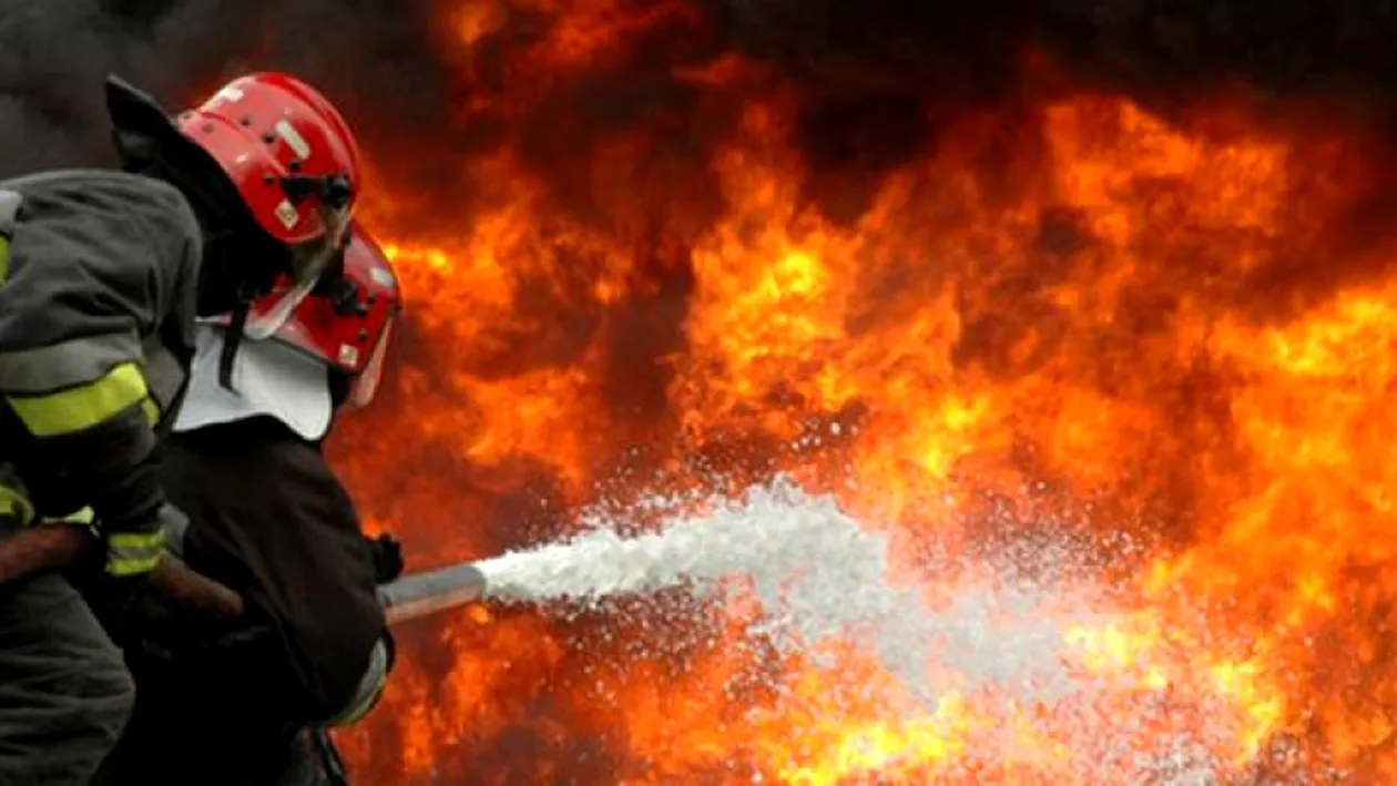 Incendiu puternic în Piatra-Neamț. Două femei s-au urcat pe acoperișul blocului