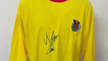 Cu cât se vinde pe OLX un tricou cu autograful lui Hagi. Poți să-ți cumperi o mașină second-hand