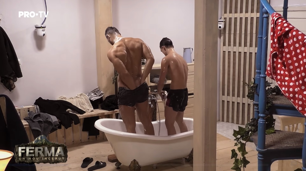Imaginile de la Pro TV care au scandalizat o țară întreagă! Doi concurenți de la “Ferma”, filmați goi în aceeași cadă