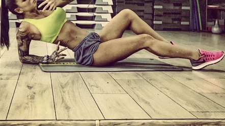 Roxana Vancea, poziţii de infarct la sală! Pantalonii scurţi şi exerciţiile la aparate au făcut ”casă bună”