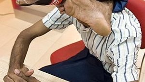 Plastic Man  exista! Vezi aici imagini cu omul care isi innoada mainile la spate!