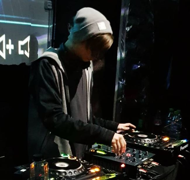 Robert a început deja să pună muzică în cluburi (Foto: Instagram)
