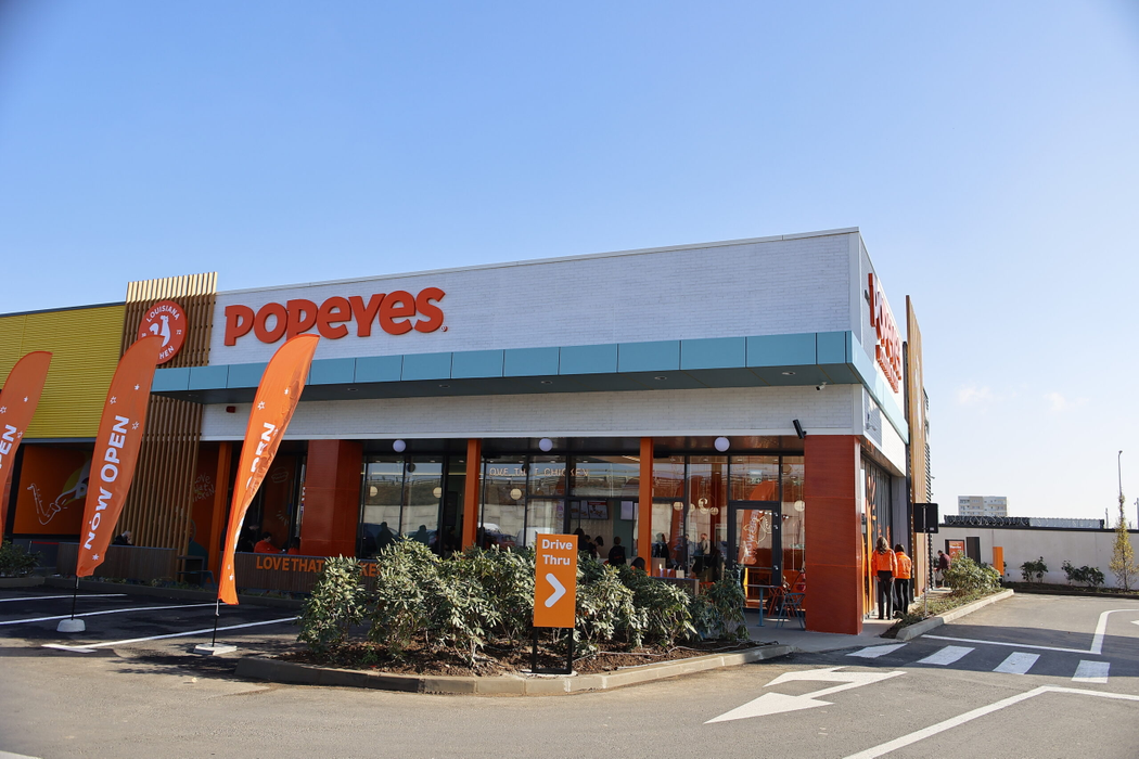 Popeyes România deschide primul restaurant de tip Drive-Thru din țară