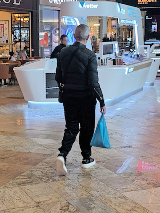 A plecat din mall cu plasa de cumpărături