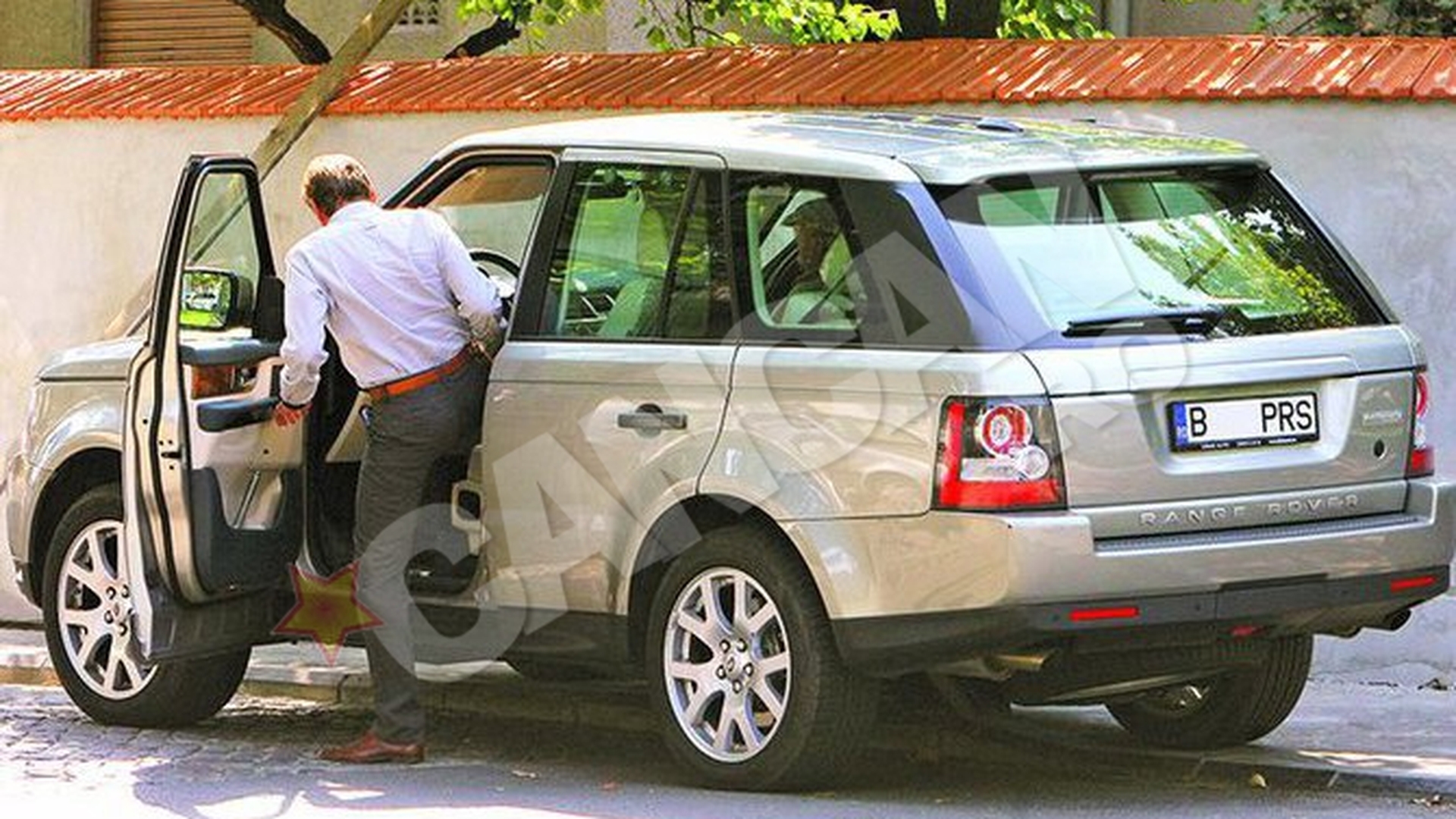 Petre Roman se plimba cu o masina noua, care are initialele membrilor familiei lui! Vrea sa fie recunoscut in trafic
