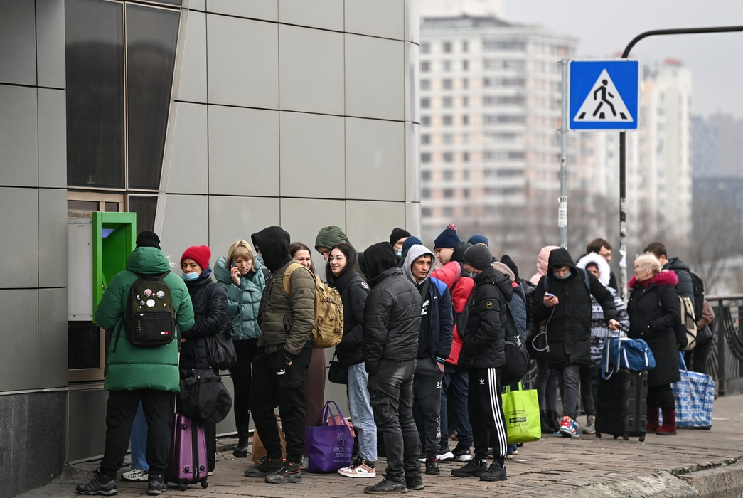 Coadă la un bancomat din Kiev. (Sursa foto: profimedia.ro)