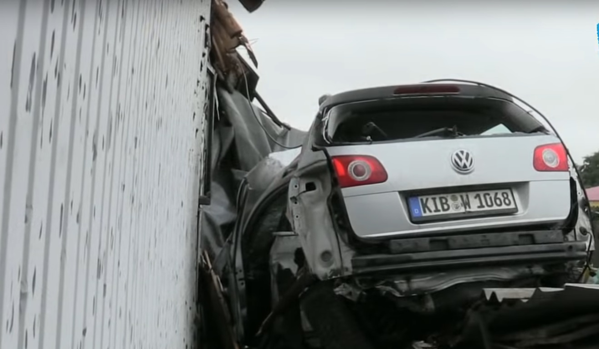 Un tânăr a provocat un accident teribil, după a zburat cu 250 de km/h pe şosea. Tragedia, transmisă live pe Facebook