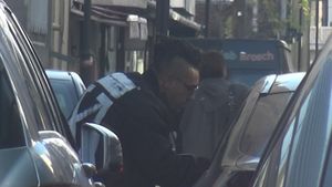 Şoferii l-au ”luat” la claxoane! Alex Velea a blocat traficul pe o stradă ca să…