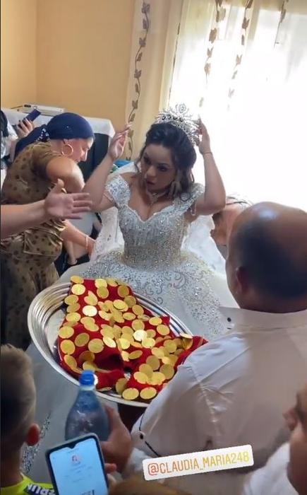 Nicolae Guță și Armin Nicoară, în mijlocul invitaților la o nuntă în Potcoava unde nu s-a ținut cont de nicio măsură împotriva noului coronavirus. S-au dat amenzi de 125.000 de lei