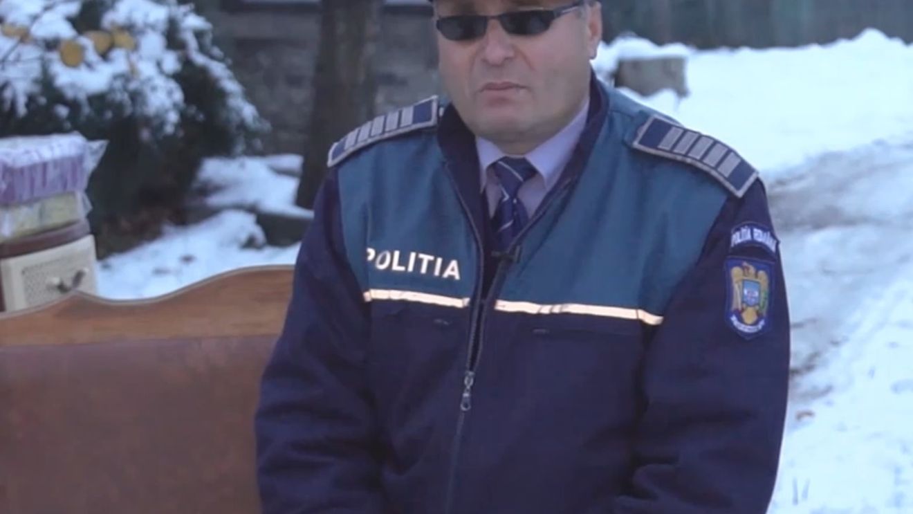 Protest tulburător al unui poliţist din Suceava! A ieşit în stradă cu mobila lângă el, fiindcă nu mai are unde să locuiască