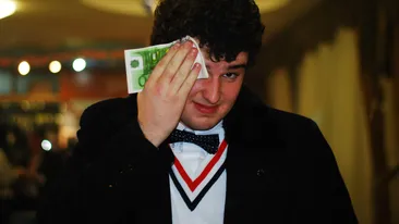 Aroganta maxima a unui fiu de milionar! Uite beizadeaua cum se sterge de transpiratie cu bancnota de o suta de euro!