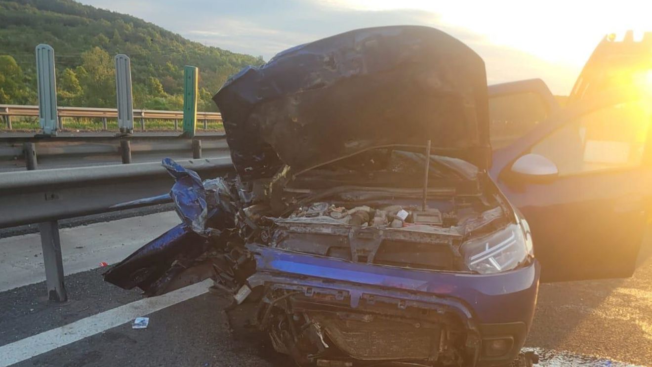 TRAGEDIE pe A1, în Sibiu! O femeie de 48 de ani a murit, după ce a intrat cu mașina într-un TIR staționat