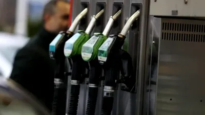 Cât îi costă pe români un plin la mașină, în ianuarie 2026, la un rezervor de 50 de litri