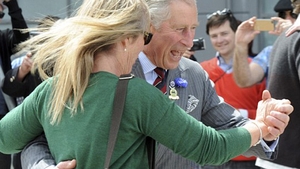 Prinţul Charles, aşa cum nu l-ai mai văzut până acum - dansează în plină stradă, mai ceva ca la nunţile regale!