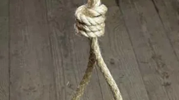 VIDEO Si-a ucis sotia cu zeci de lovituri de cutit, apoi s-a sinucis in fata copiilor