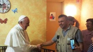 Un român generos a fost binecuvântat de Papa FRANCISC. Suberanul Pontif i-a zâmbit, i-a strâns mâna şi i-a mulţumit pentru faptele sale bune! 