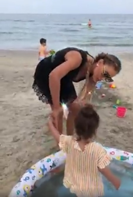 Bianca Drăgușanu a atras toate privirile în Mamaia! Cum a fost surprinsă pe plajă cu Sofia: “Ce curajoasă e doamna”