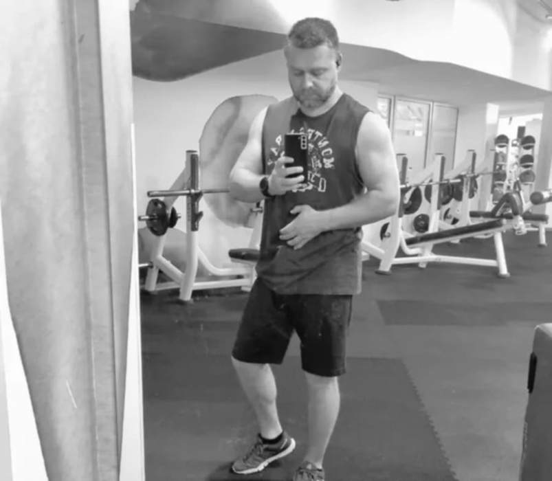 Ciprian Ciucu demonstrează că poți face politică și cu pătrățele. Așa se antrenează primarul “6 pack” în sala de forță