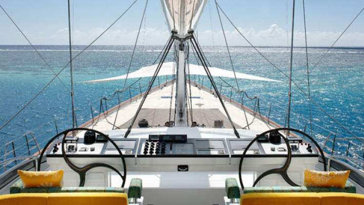 ”Premiantele” milionarului aveau bonus o vacanță pe iaht în Grecia