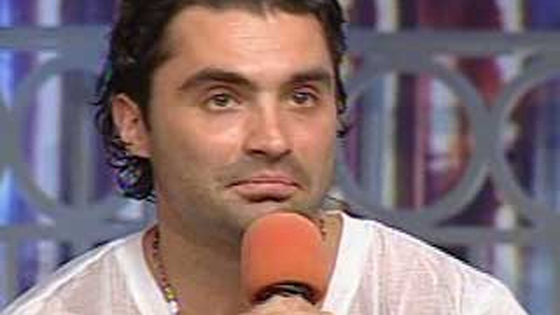 Pepe s-a distrat de minune aseara la o petrecere! A mers fara Raluca si a baut cu prietenii pana la sase dimineata! Gigel Frone si Adrian Minune i-au cantat toata noaptea!
