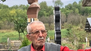 Cum și-a amenajat locul de veci, un bătrânel din Gorj, după ce a fost părăsit de familie