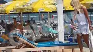La soare te poti uita, dar la Udrea ba! Primele fotografii de anul asta cu una dintre cele mai sexy aparitii din politica, la mare
