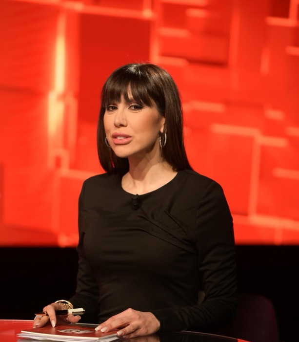 Denise Rifai în platou la Kanal D, îmbrăcată în negru