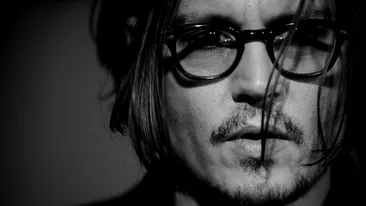 Nu l-ai vazut NICIODATA asa pe Johnny Depp: are chelie si joaca rolul unui criminal in serie! Fanii au ramas socati