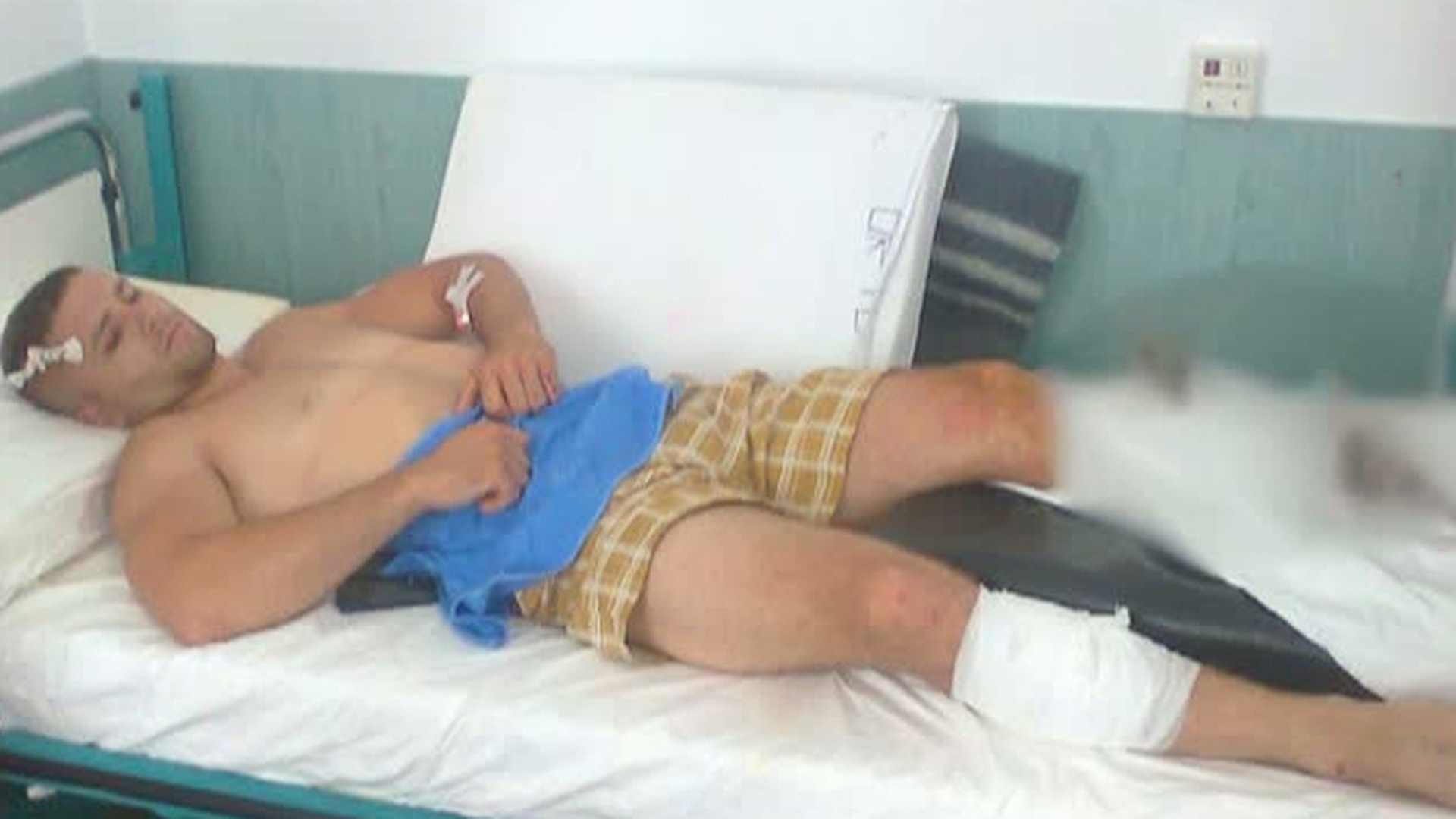 Un tanar a fost atacat cu sabii ninja si bate de opt indivizi! L-au batut pentru ca l-au confundat cu varul lui!