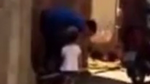 Video din lumea a treia! Tatal asta salbatic isi omoara in bataie fetita - Ia o scandura de pe jos si o mutileaza minute intregi