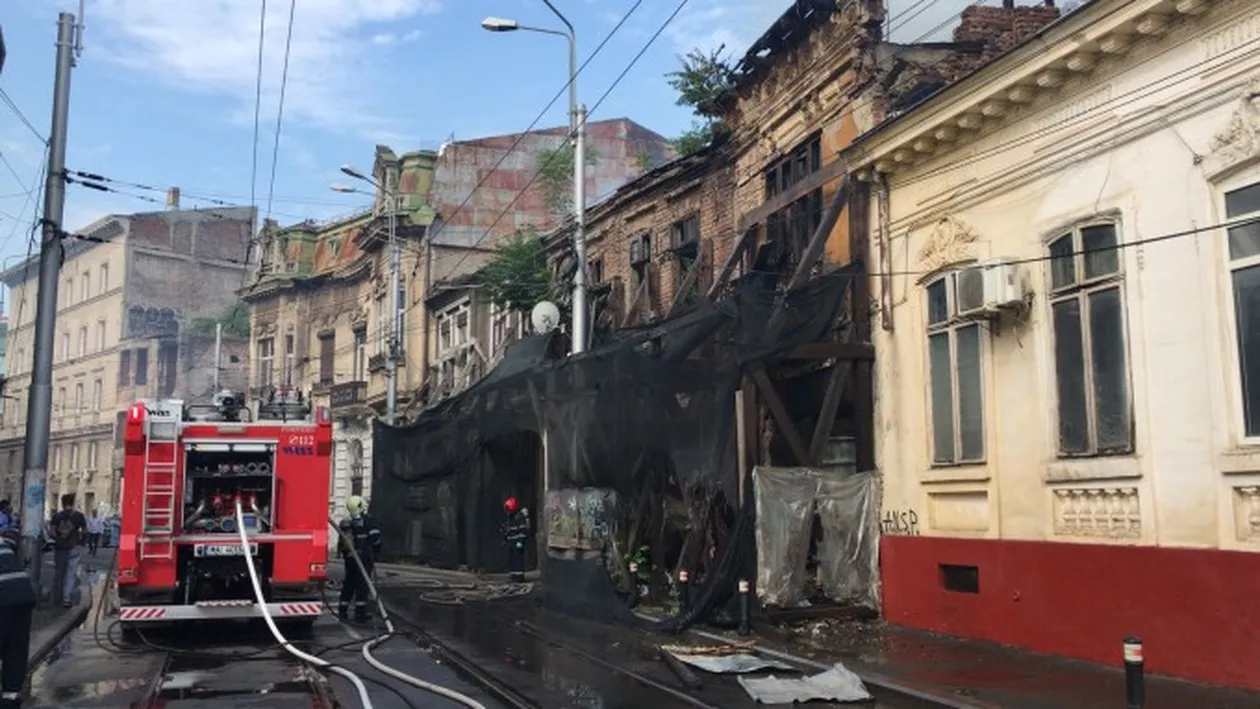 Incendiu în Capitală, la o clădire de pe Calea Moşilor!