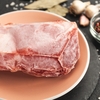 Greșeala pe care o faci când dezgheți carnea. De ce nu trebuie să o lași pe blatul din bucătărie