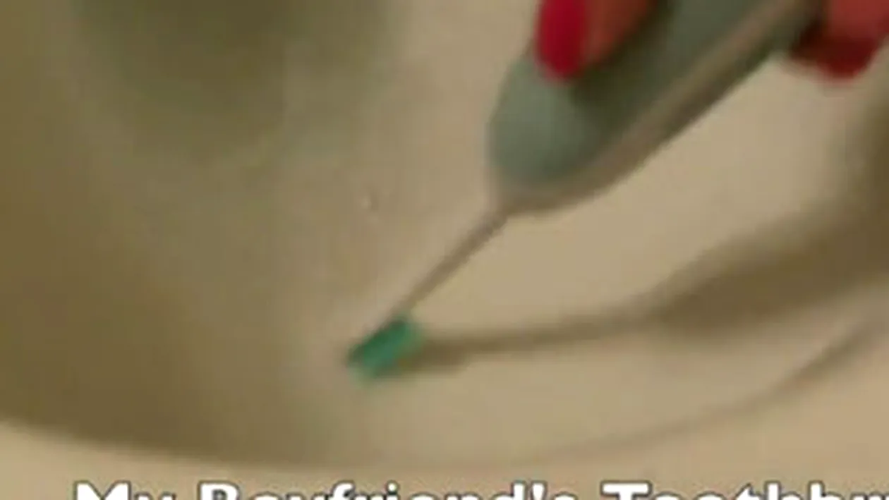 VIDEO A spalat WC-ul cu periuta de dinti a iubitului ei