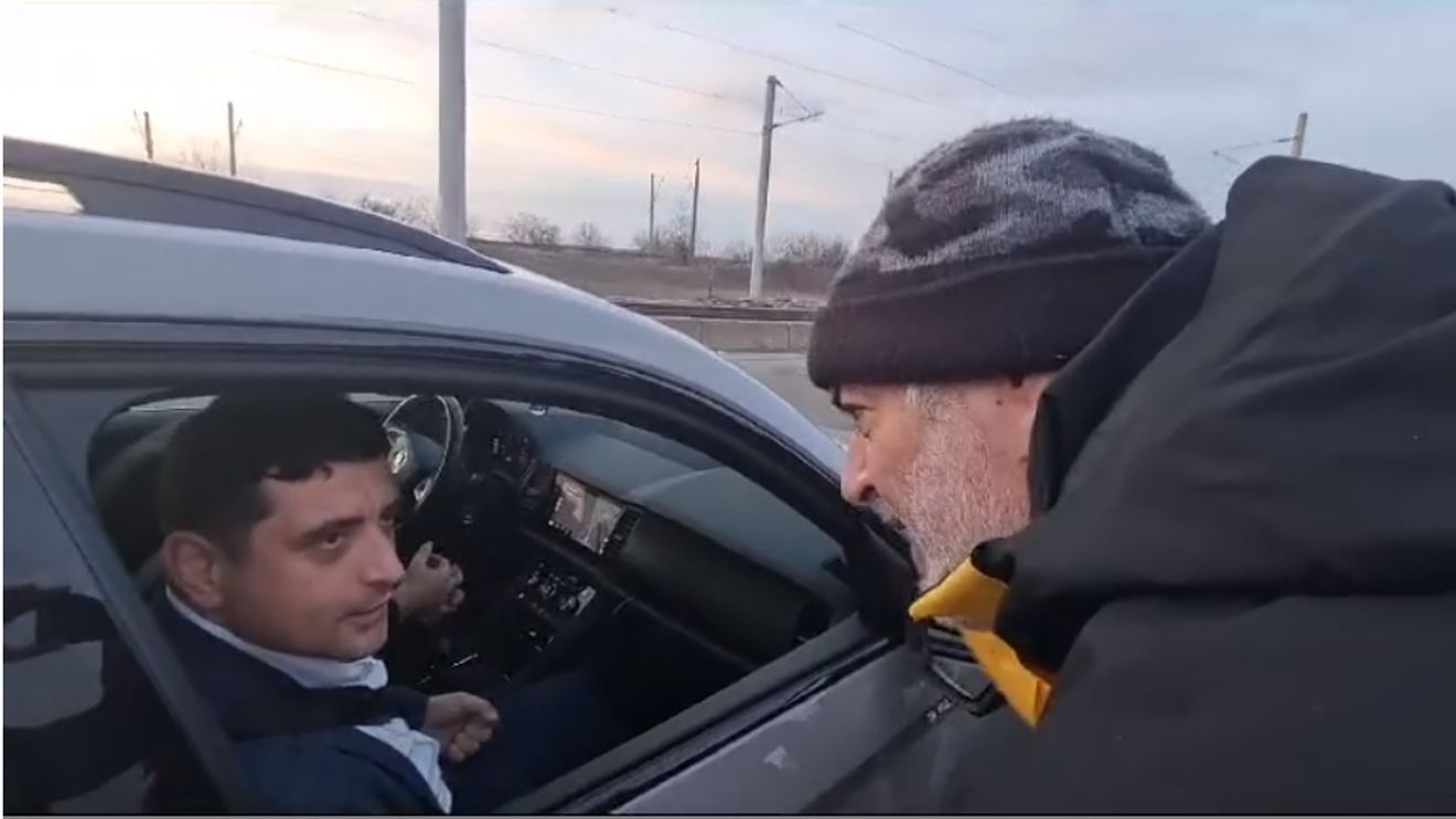 George Simion a încasat-o din nou! Protestatarii din Constanța au luat foc când l-au văzut: „Ce te uiţi la mine, aşa, cu ochii ăia beliţi? Hai, taie-o!”