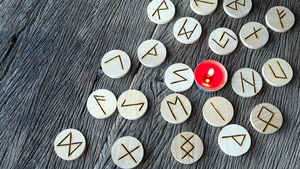 Horoscop rune azi, 31 iulie 2026. Laguz prevestește zile furtunoase pentru o zodie, dar sfatul este să nu dispere!