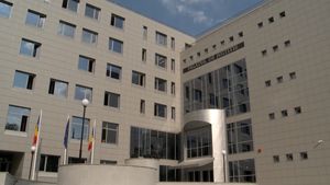 O ieșeancă i-a mințit pe magistrați, în speranța că își va salva prietenul de la pușcărie! Ce a pățit tânăra imediat după