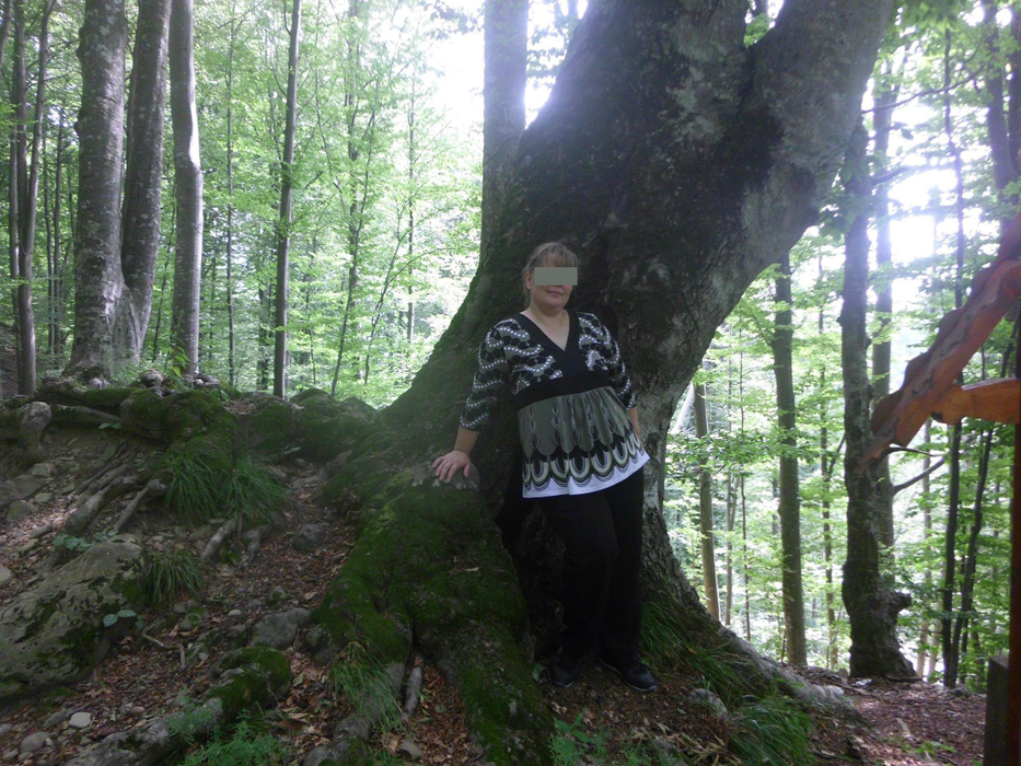 Fiul e condamnat la moarte, iar ea e râde cu gura până la urechi. Imagini revoltătoare cu mama lui Ionuţ Gologan