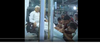 Imagini virale: lider spiritual indian, în cabină de sticlă cu aer condiționat și picioarele afară pentru a fi sărutate