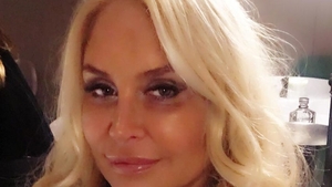Vica Blochina s-a pozat în lenjerie intimă, nemachiată şi necoafată! Fosta balerină le dă clasă la 40 de ani tinerelor de 20