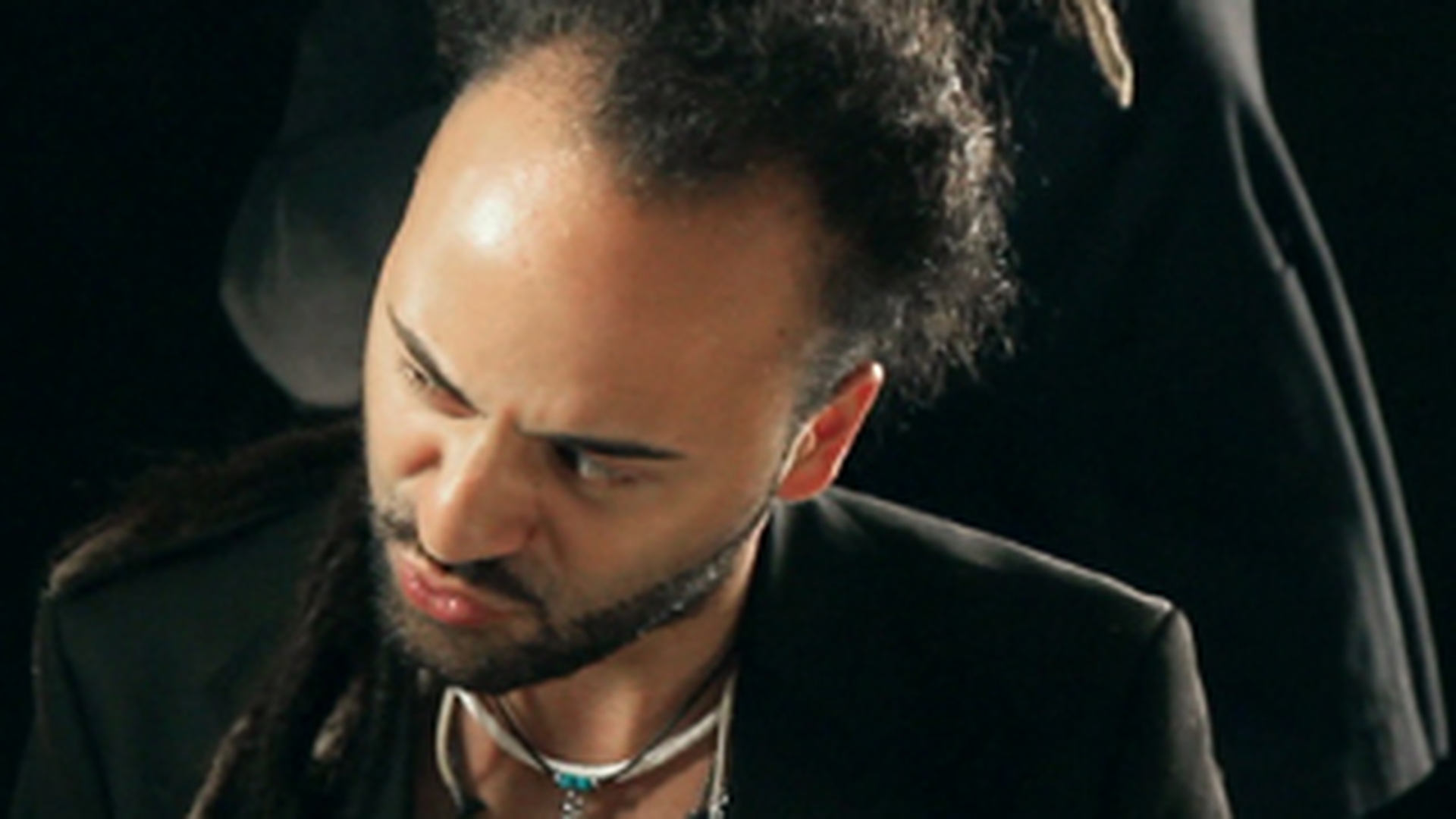 VIDEO Lee More, colegul de trupa al lui Matteo, i-a tuns "dreadurile" cantaretului