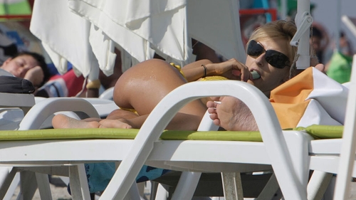 Andreea Balan, incredibil de sexy la mare. Şi-a aranjat slipul sub ochii unui amic, după care a luat strugurelul şi...