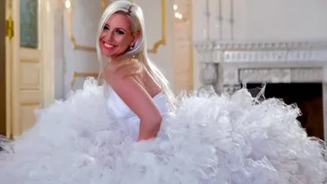 Nu o sa-ti vina sa crezi ce masina si-a tras Mihaela Cernea, de la Class! Tu ai avea trupeu sa conduci asa ceva?