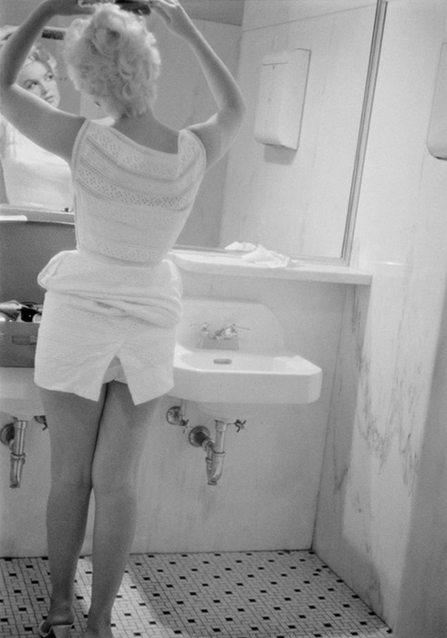 Marilyn Monroe, aproape goală! Fotografii pe care nu le-ai văzut niciodată cu celebra actriţă