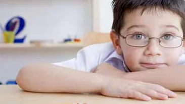 Un elev de 10 ani si-a injunghiat profesorul in piept cu un creion!