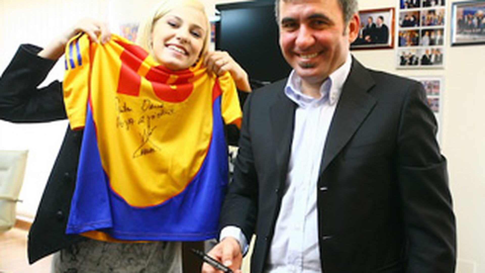 Dana Rogoz a primit de la Hagi un tricou cu autograf!
