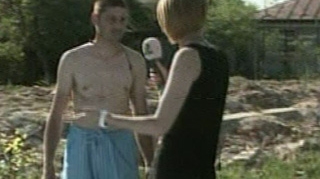 Uite cum a sarbatorit Arthur 1 Mai! A facut baie in curte, in piscina: "Nu ma mai intereseaza matrimonialele, cine ma vrea vine dupa mine, ca doar acum sunt vedeta internationala"